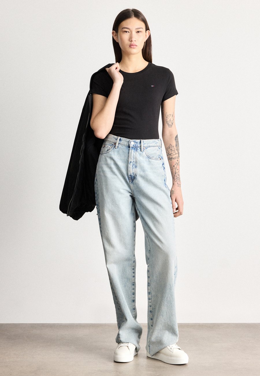 

Футболка Tommy Jeans C NECK TEE 3 PACK, Black/Ecru/Red Alert/Black, Черный, Футболка Tommy Jeans C NECK TEE 3 PACK, Black/Ecru/Red Alert/Black