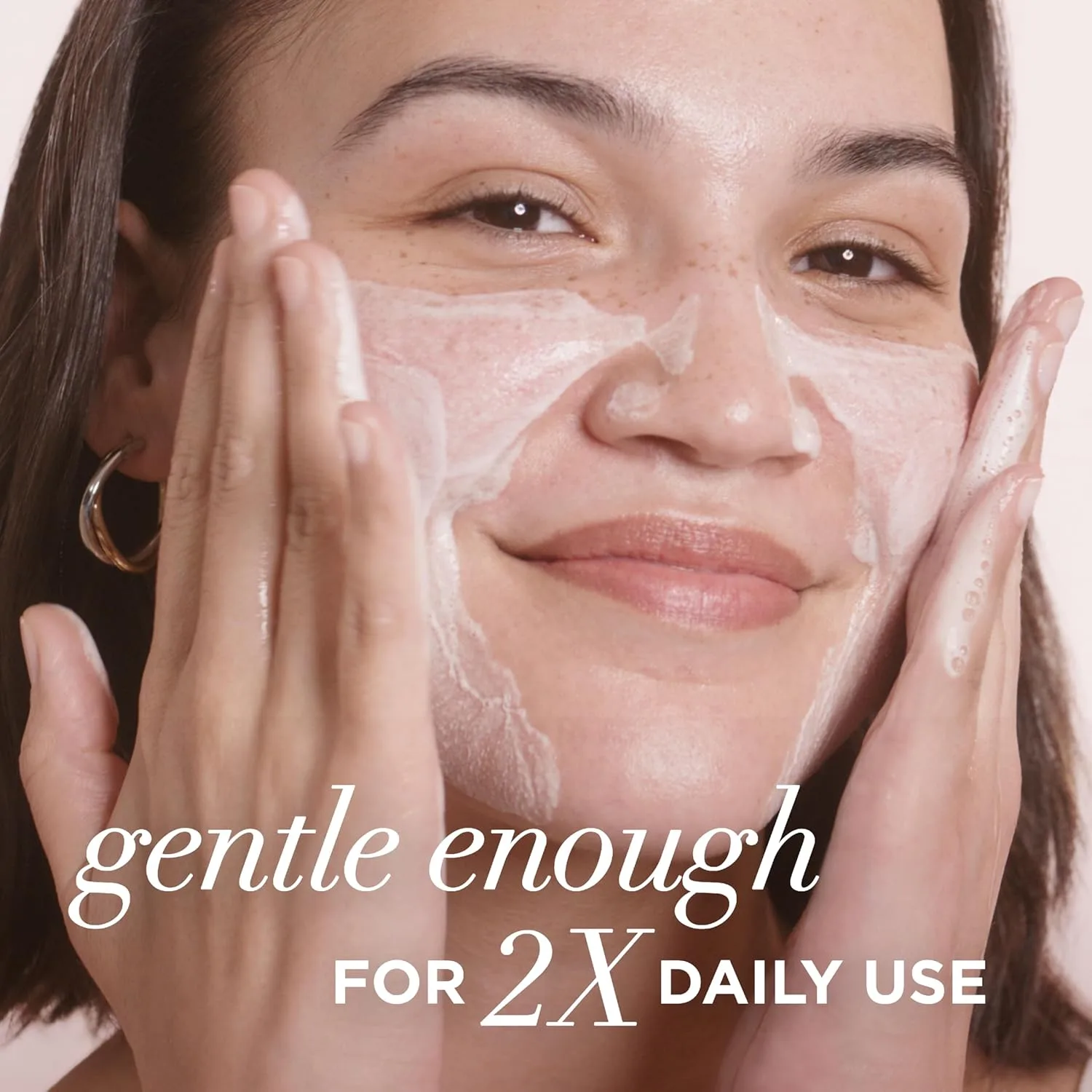 Пенка для умывания It Cosmetics — Confidence in a Cleanser - увлажняющая с гиалуроновой кислотой и церамидами, нежный, 148 мл — фото 3