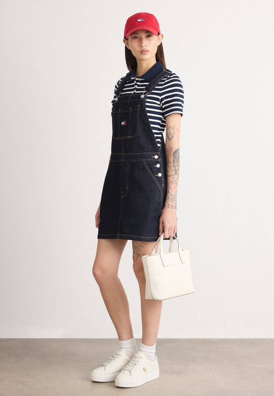 

Платье Tommy Jeans DUNGAREE DRESS , Denim Dark/Dark-Blue Denim
