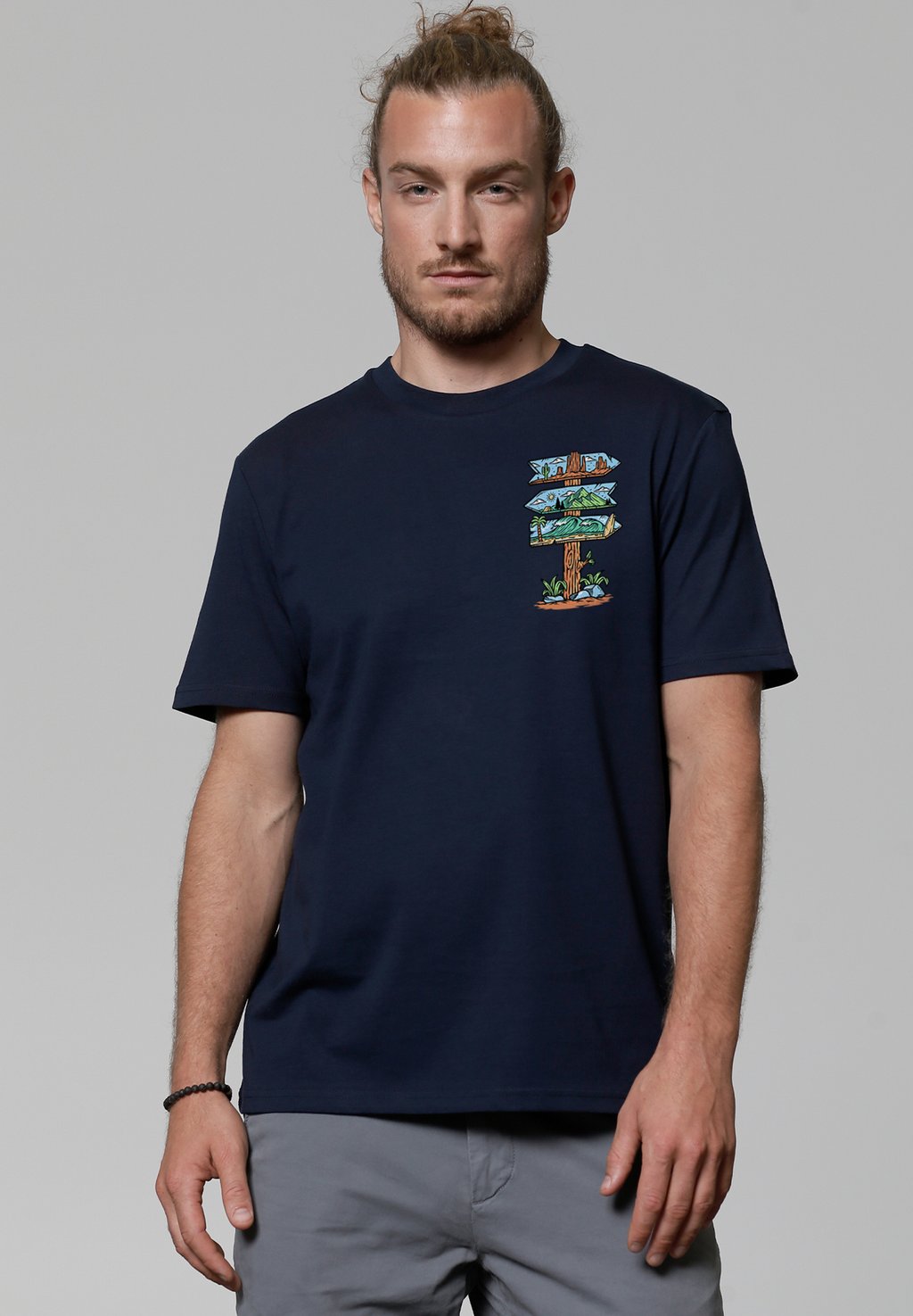 

Футболка с принтом ADVENTURE IS EVERYWHERE watapparel, темно-синий