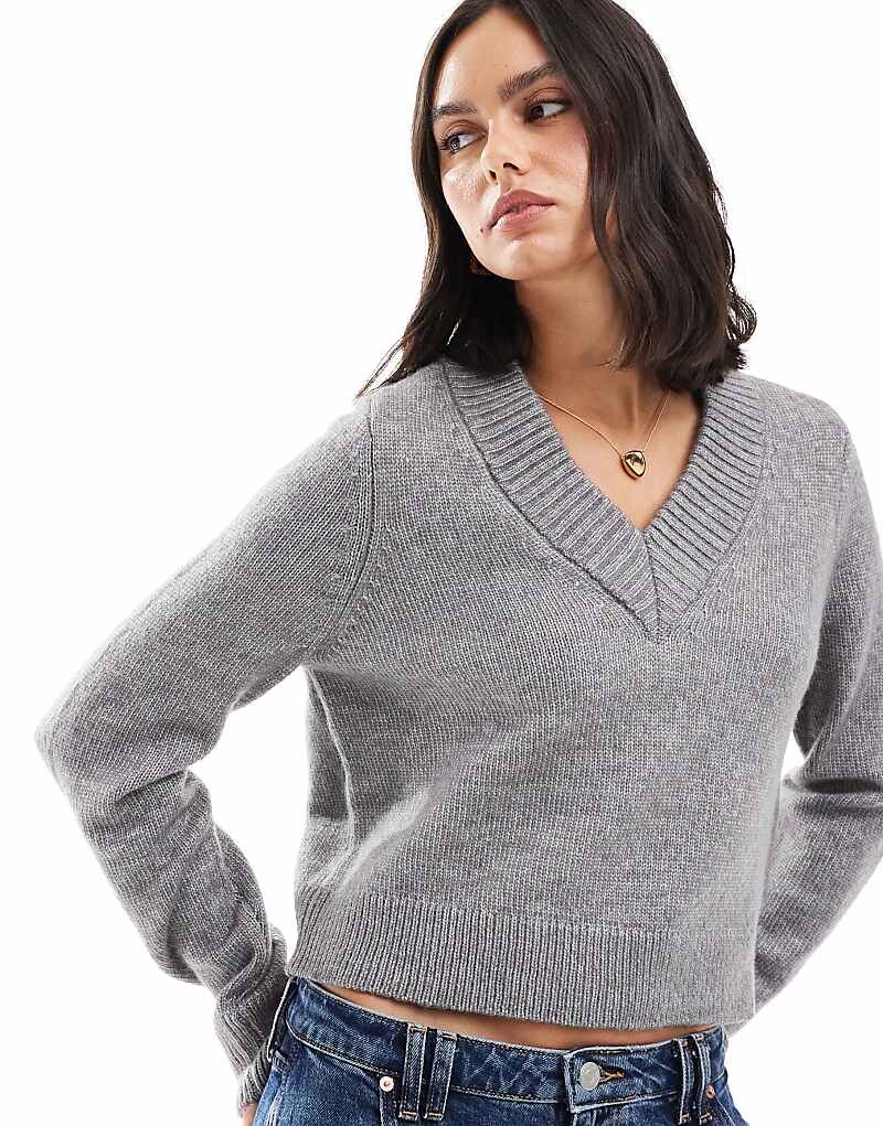 

ASOS DESIGN – Серый очень короткий свитер с V-образным вырезом