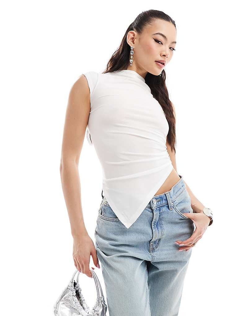 

Топ цвета слоновой кости со сборками и высоким воротником ASOS DESIGN
