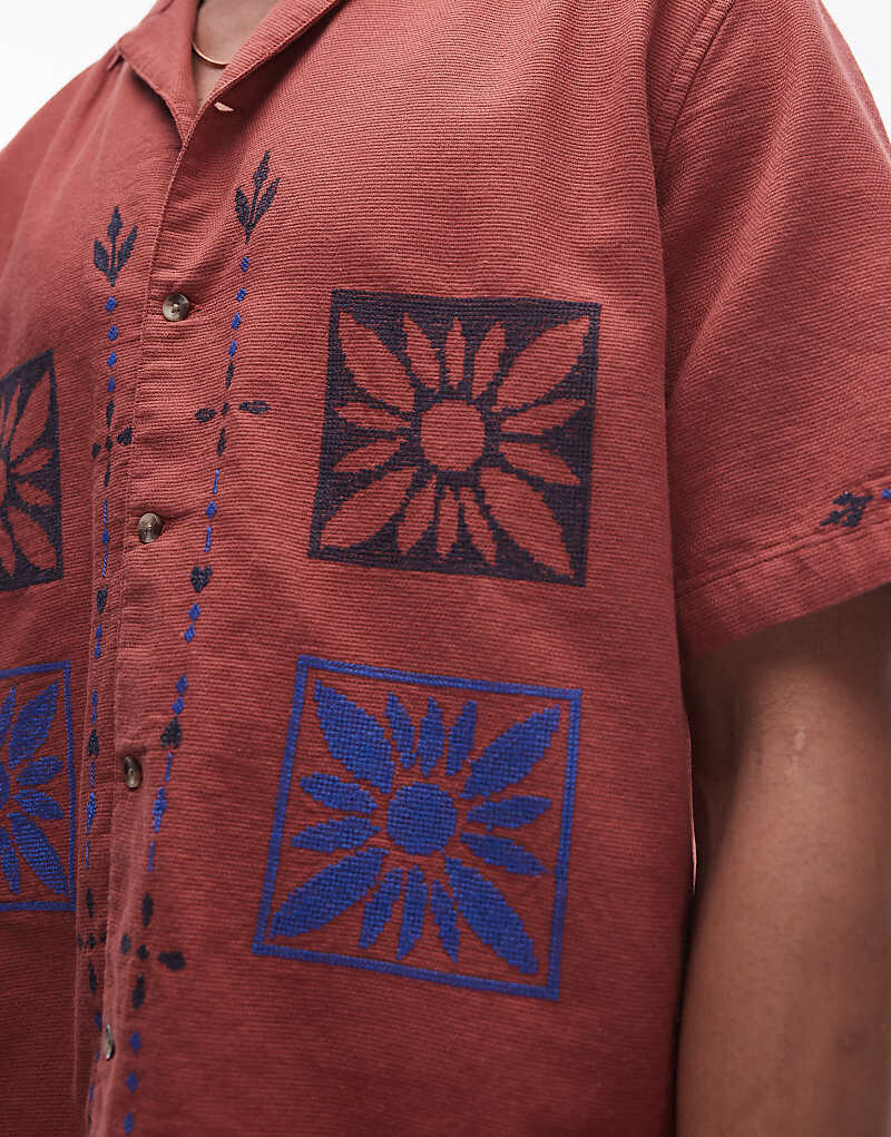 

Topman Рубашка свободного кроя Rust с короткими рукавами и вышитыми элементами
