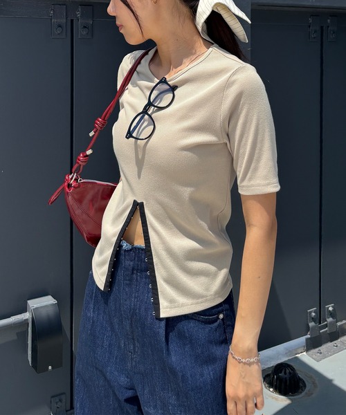 

ISOOK Футболка с ребристым принтом и крючком, с коротким рукавом, разрезом и вырезом, ZOZOTOWN, бежевый