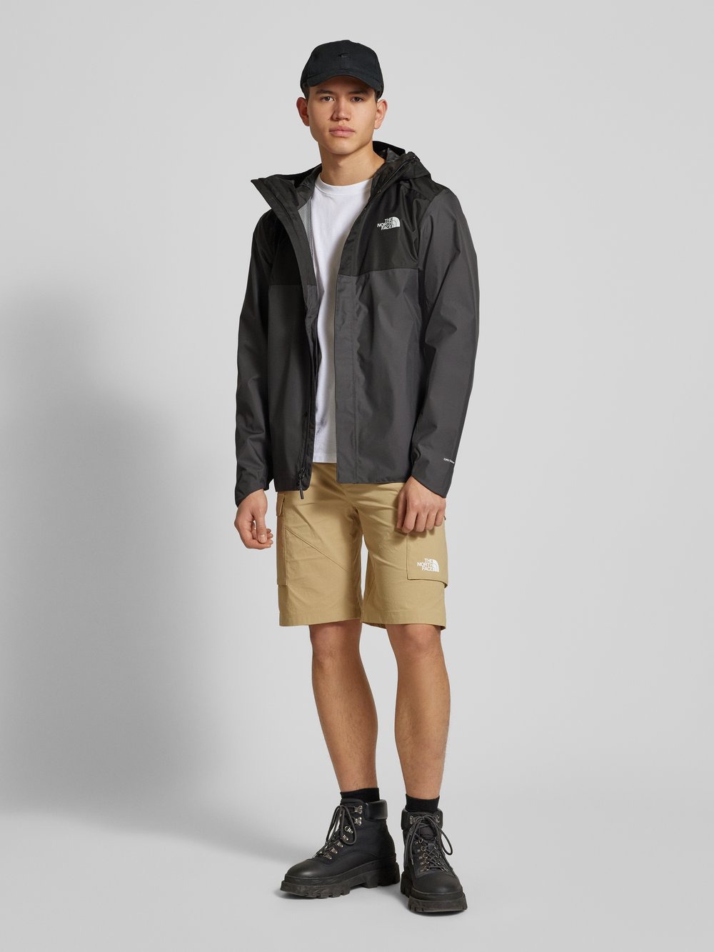 

Куртка с капюшоном модель «QUEST» The North Face, графит