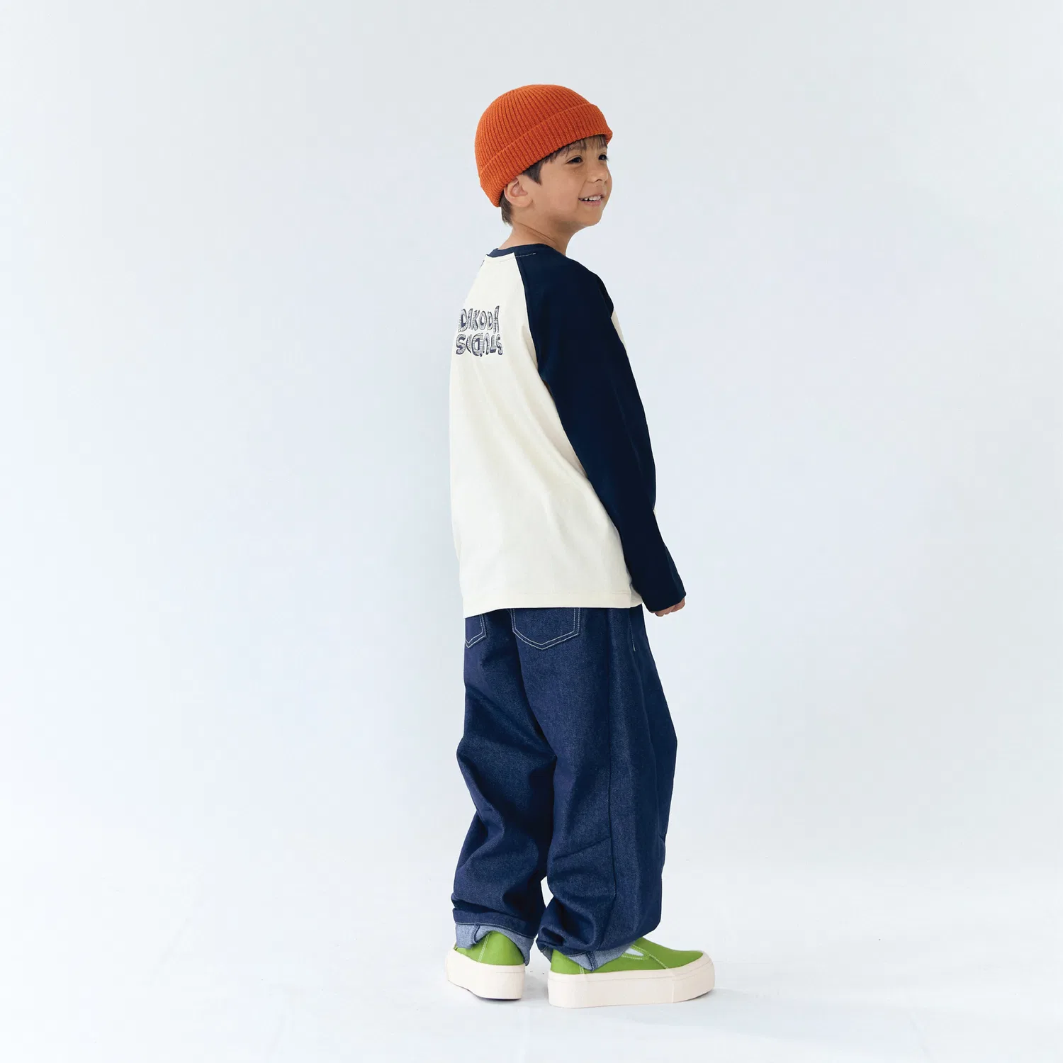Детская футболка реглан Classic Raglan Tee тёмно-синяя от Dakoda Studios — фото 2