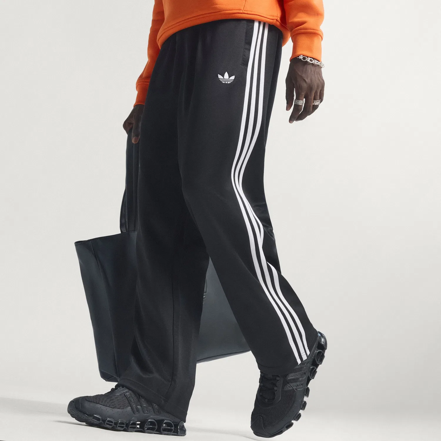 Мужские свободные спортивные брюки Adicolor чёрно-белые от Adidas