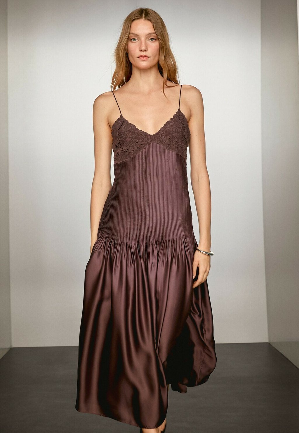 

Повседневное платье FLOWING MIDI WITH Massimo Dutti, бургундия