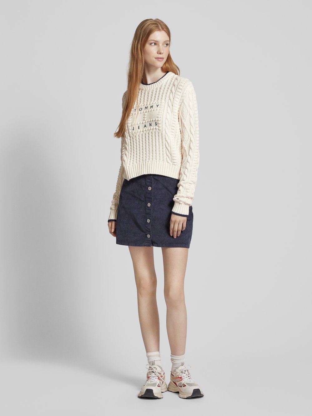 

Вязаный свитер с косичным узором, модель «BUBBLE CABLE FLAG» Tommy Jeans, кремовый