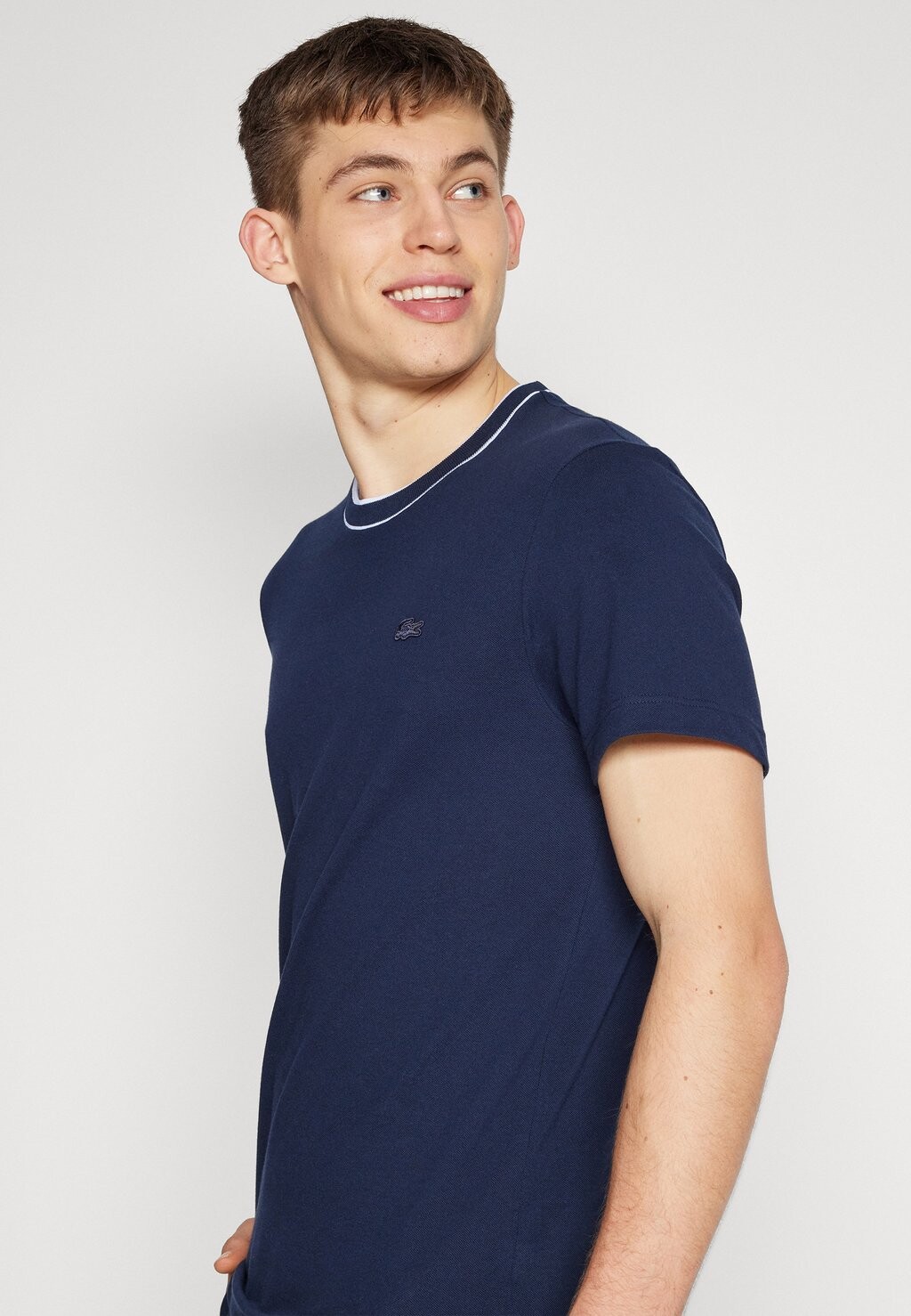 Базовая футболка Essential Lacoste, цвет navy blue — фото 4