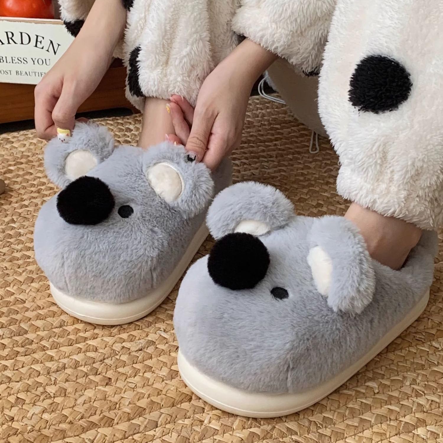 Тапочки Jfxgjuv Koala, милые плюшевые тапочки в виде животных для женщин и мужчин: носорог, енот, ленивец, пингвин, панда, кот. Мягкие тапочки с эффектом памяти, теплые и пушистые для зимы, для дома и улицы, серый — фото 2