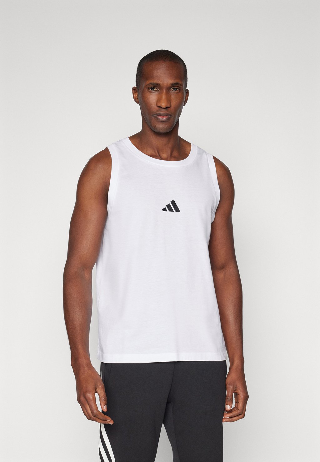 

Топ ESSENTIALS SMALL LOGO SINGLE adidas Sportswear, белый