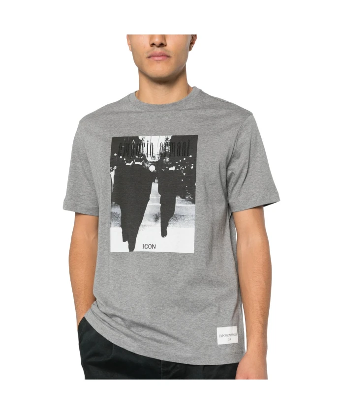 

Футболка с фотопринтом и вышивкой в виде значка. Emporio Armani, серый