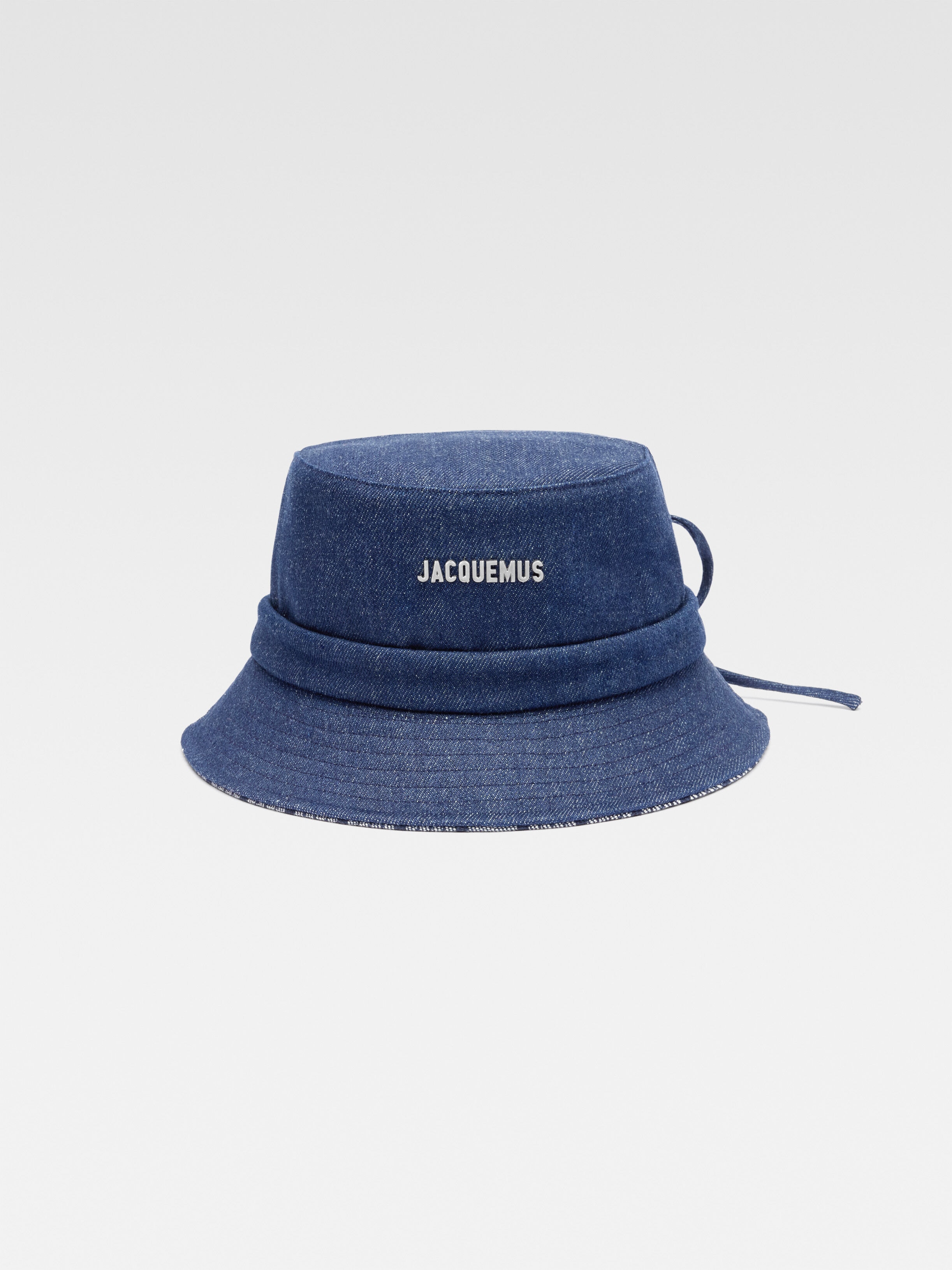 

Завязанная шляпа-ведро JACQUEMUS The Gadjo bucket hat, цвет Navy/Navy Stripes