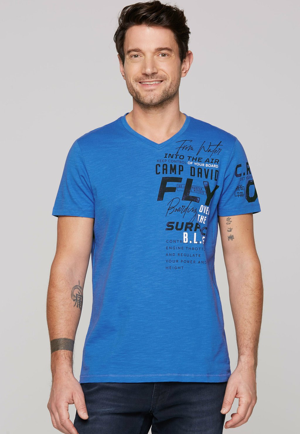 

Футболка с принтом MIT V-NECK UND LABEL Camp David, синий