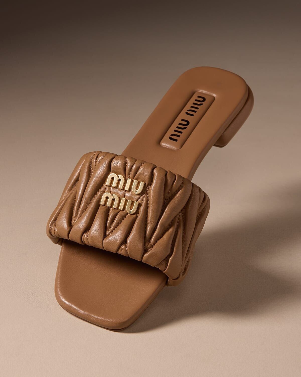 Стеганые кожаные шлепанцы на плоской подошве Miu Miu, цвет Caramello — фото 2