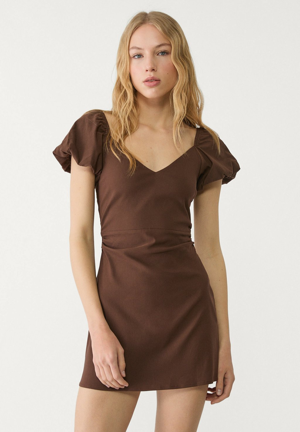 

Повседневное платье WITH OPEN BACK Stradivarius, темно-коричневый