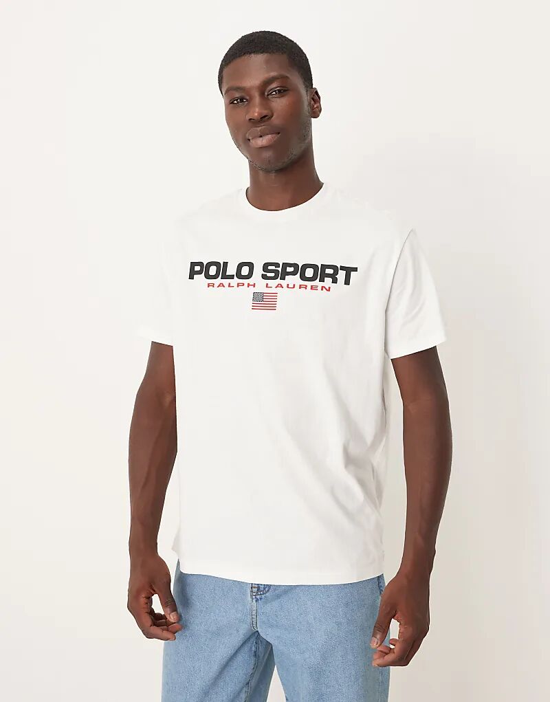 

Футболка Polo Ralph Lauren Sport с принтом флага и логотипа на груди, классического кроя, белого цвета