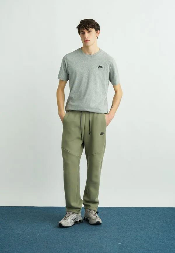 Брюки спортивного костюма серебристо-зеленого/черного цвета Nike Sportswear, Silver-Coloured Sage/Black — фото 2