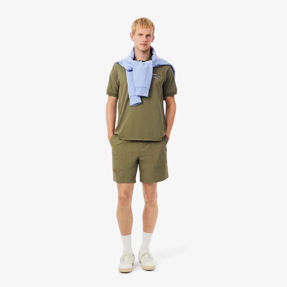Мужская футболка-поло Lacoste с коротким рукавом и горным графическим принтом, цвета хаки — фото 4