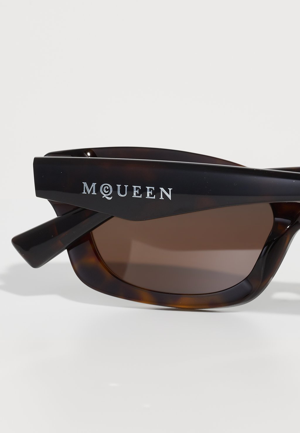 

Солнцезащитные очки Alexander McQueen, коричневый