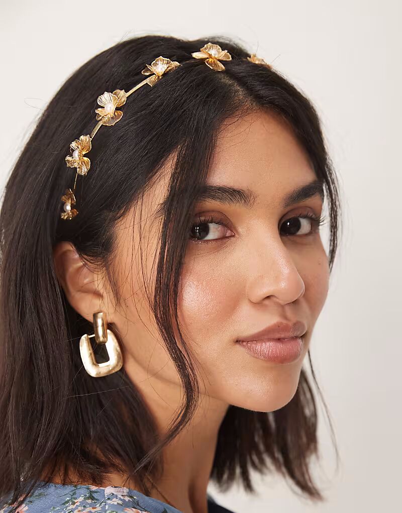 

Повязка на голову с проволочным цветочным узором в золотистом оттенке Asos Design