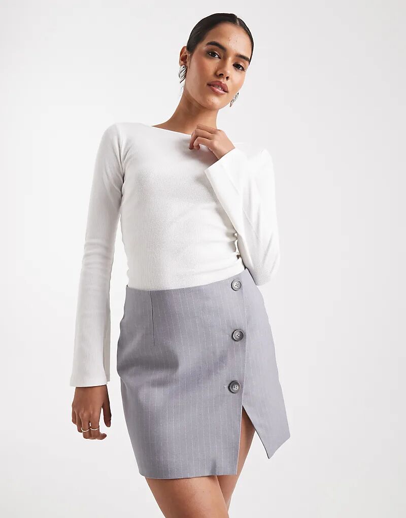 

Мини-юбка ASOS DESIGN с высоким разрезом и пуговицами в серую тонкую полоску