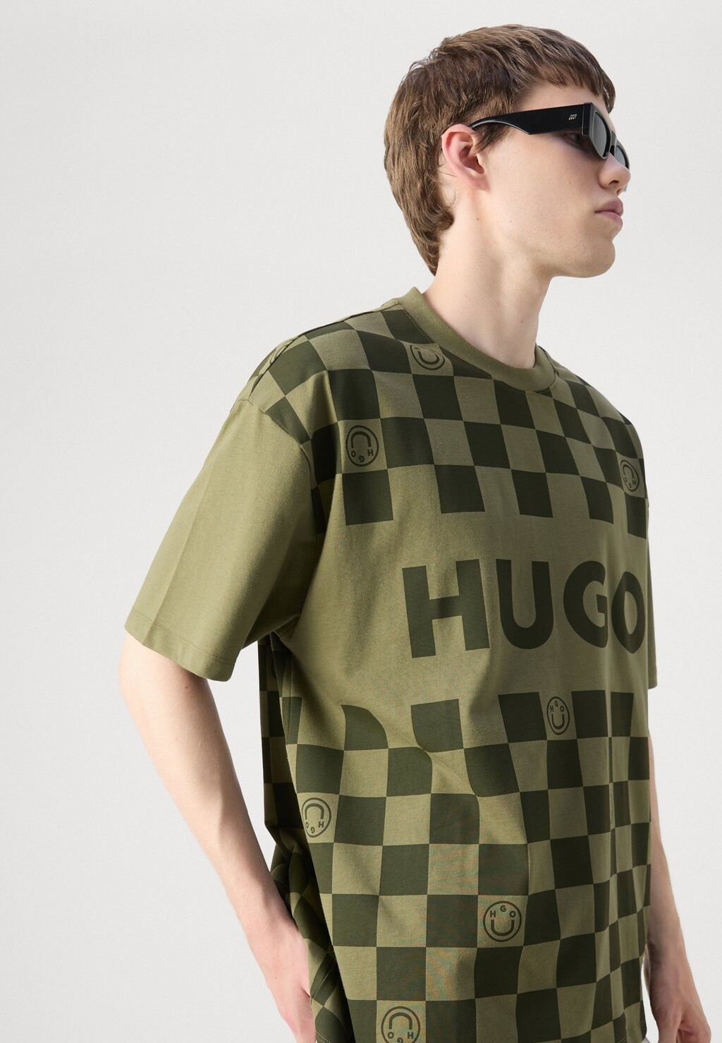 

Футболка с принтом NARLIPARO HUGO, зеленый