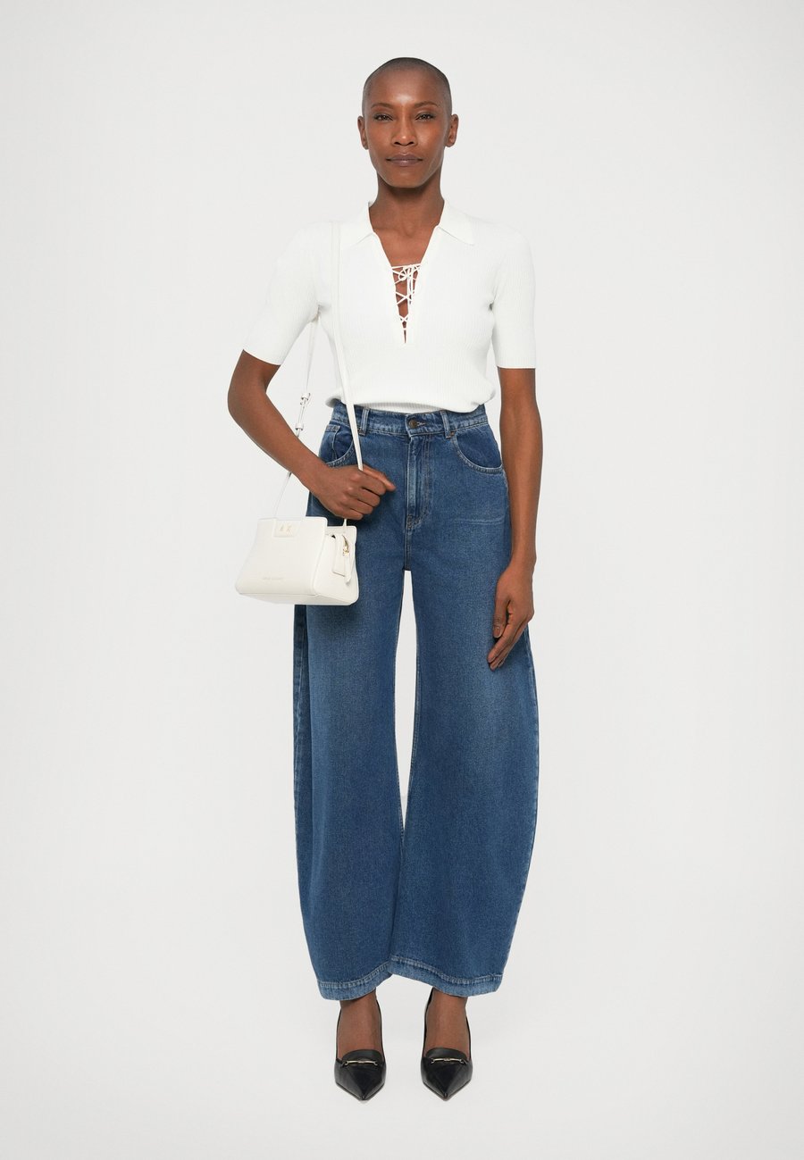 

Сумка кросс-боди Armani Exchange AMELIE MESSENGER BAG, Sea Salt/Off-White