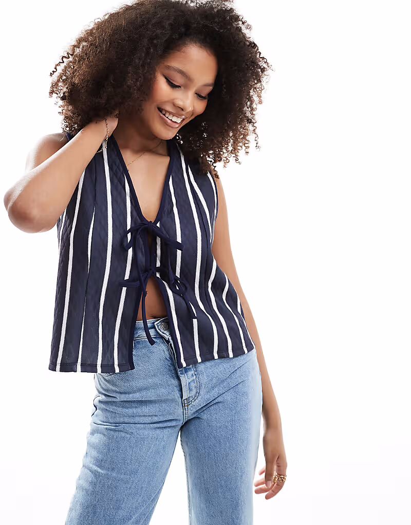 

Стеганый жилет с завязками спереди в темно-синюю и белую полоску Asos Design