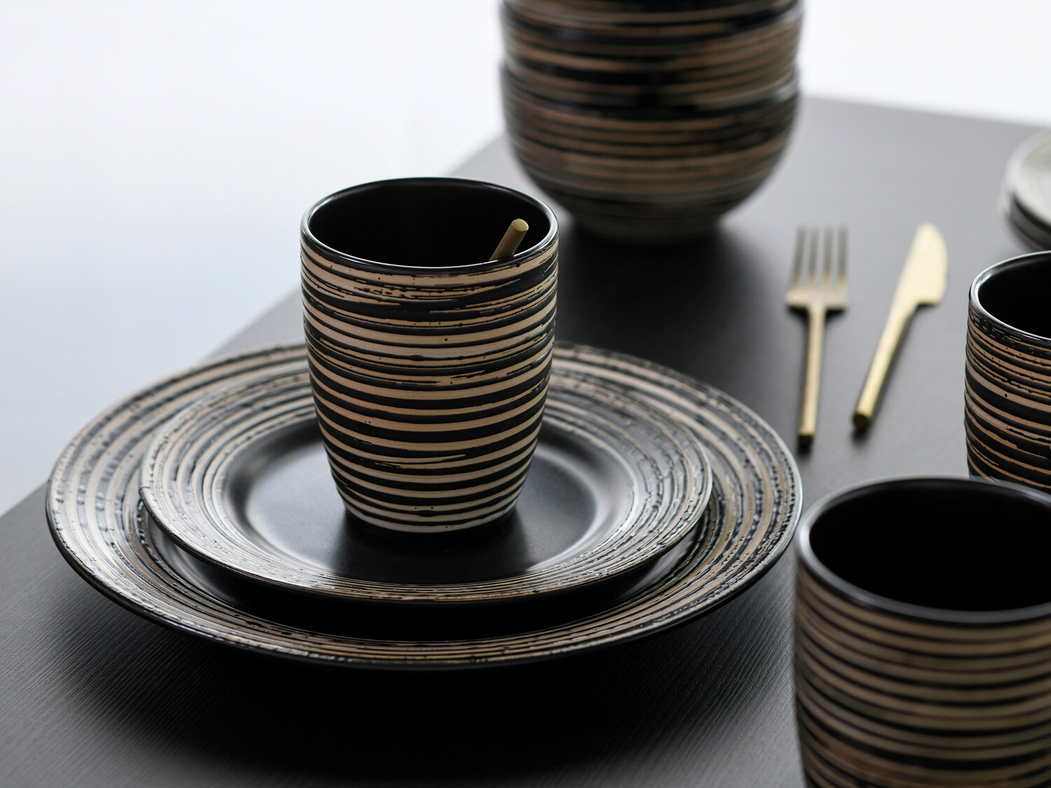 

Комбинированный сервиз 16 шт Creatable, черный/бежевый