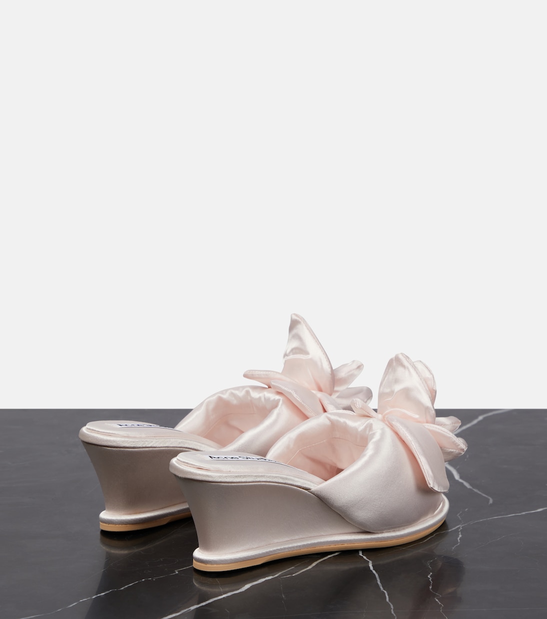 Атласные босоножки на танкетке с цветочной аппликацией Acne Studios, Pale Pink — фото 3