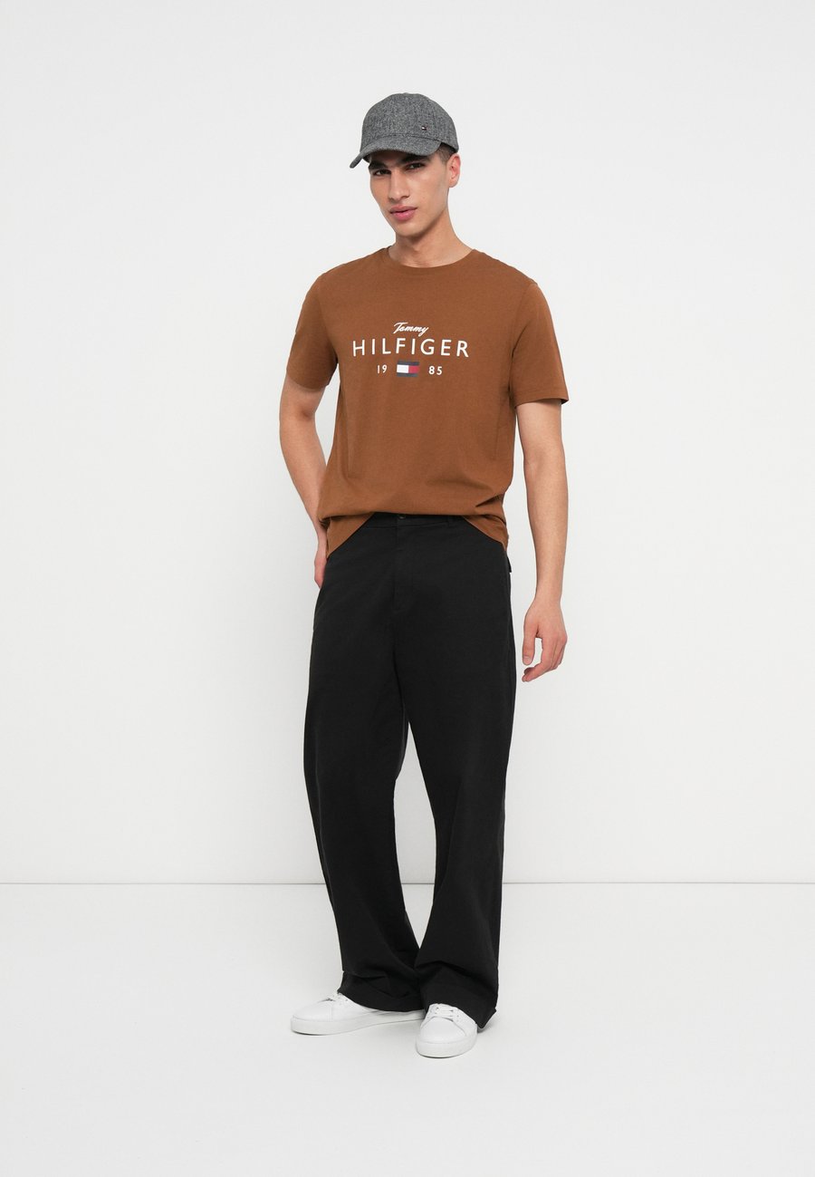 Футболка Tommy Hilfiger BRAND LOVE BIG TEE, Highland Khaki/Brown — фото 2
