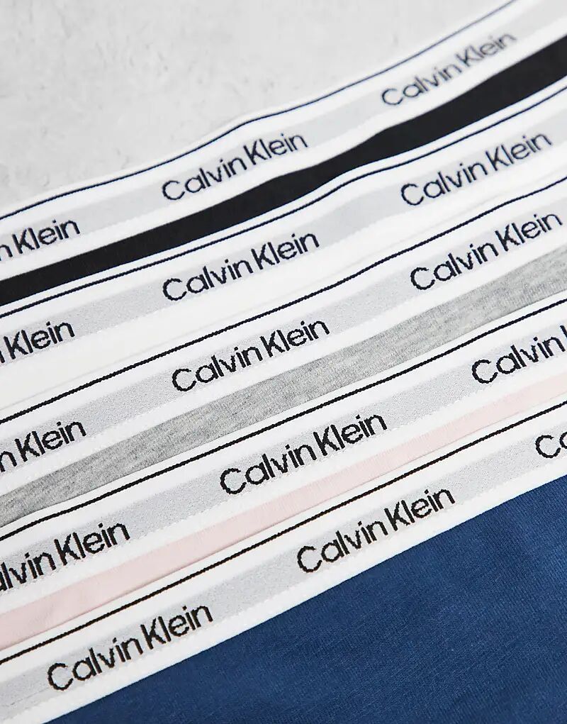Комплект из 5 трусиков-стрингов Calvin Klein Icon Logo черного/белого/серого/розового/синего цветов — фото 2