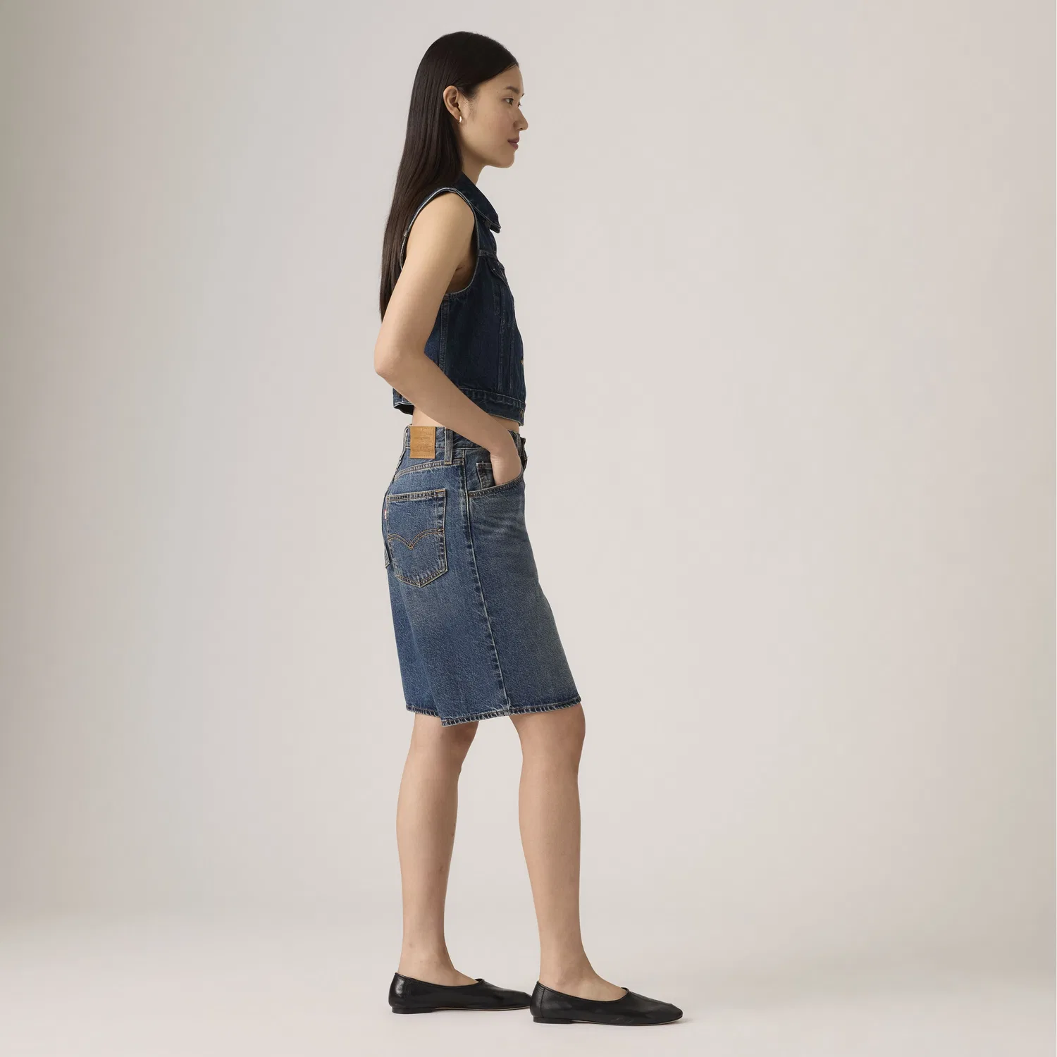 Свободные джинсовые шорты в стиле "папины шорты" Levi's, Dark Wash — фото 4