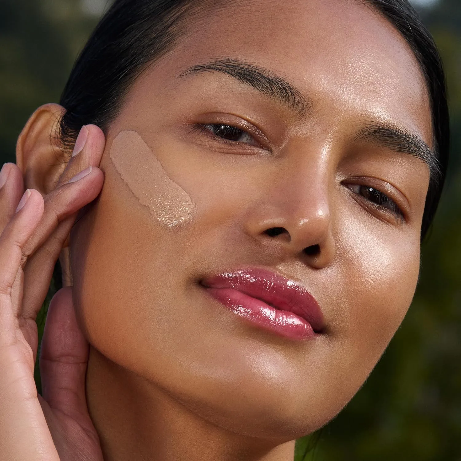 Clarins UV Plus Anti-Pollution тонирующий солнцезащитный крем для лица широкого спектра SPF 50, легкий, без масла, тройная защита от UVA/UVB лучей, свободных радикалов и загрязнений, Medium — фото 3
