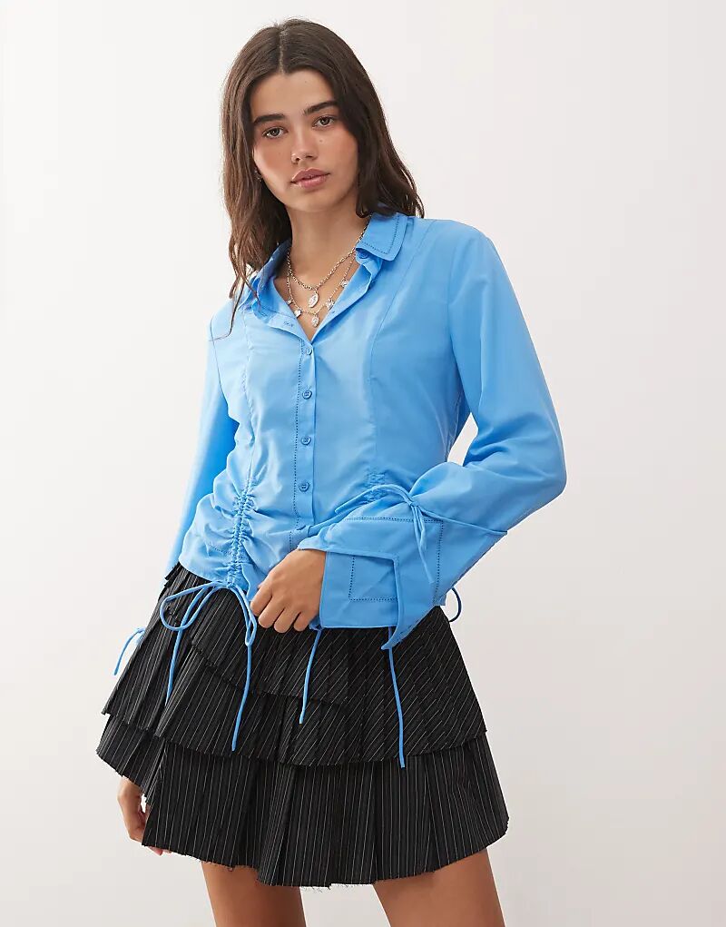 

Рубашка Lioness Society с рюшами, застежкой на пуговицы спереди и галстуком-бабочкой небесно-голубого цвета