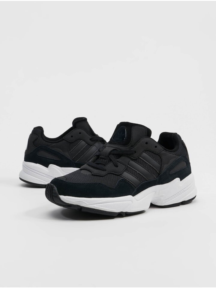 

Кроссовки на шнуровке adidas, цвет core black/footwear white