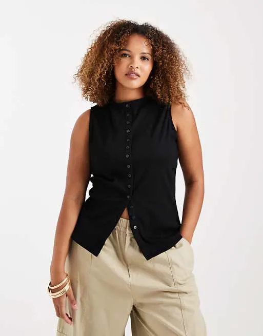 

Черная майка с пуговицами-лодочкой New Look Curve через майку