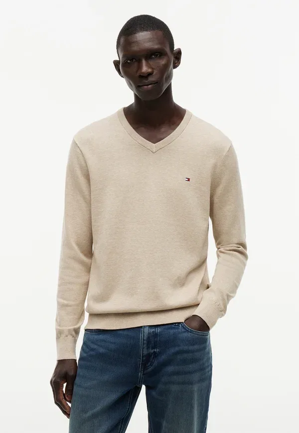 Джемпер с вышивкой флагом и V-образным вырезом Tommy Hilfiger, батик хаки хизер
