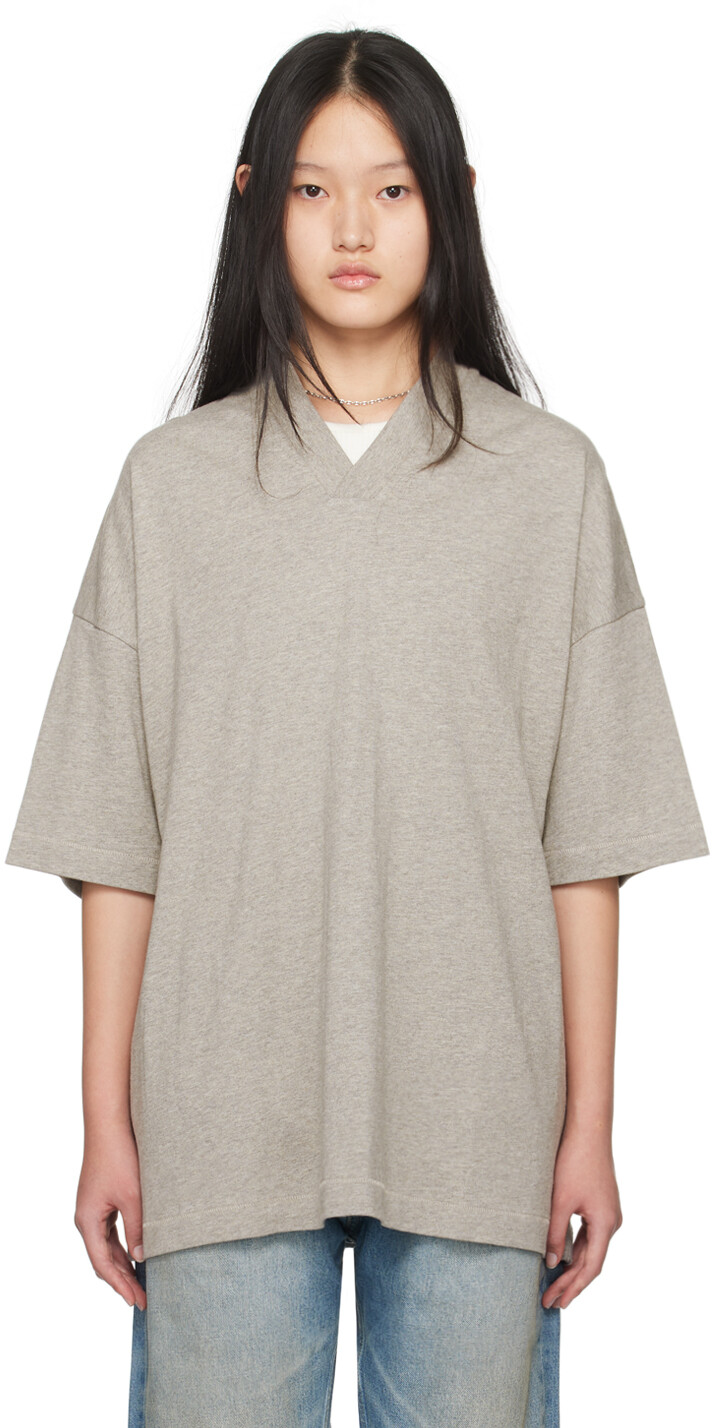 

Серая футболка с v-образным вырезом Fear Of God Essentials, цвет Dark heather oatmeal