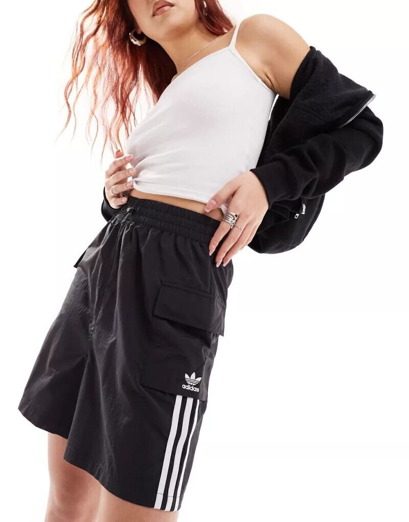 

Черные шорты карго с тремя полосками adidas Originals
