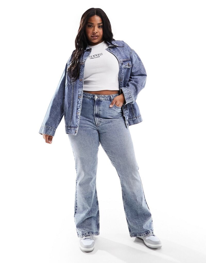 

Голубые расклешенные джинсы ASOS DESIGN Curve
