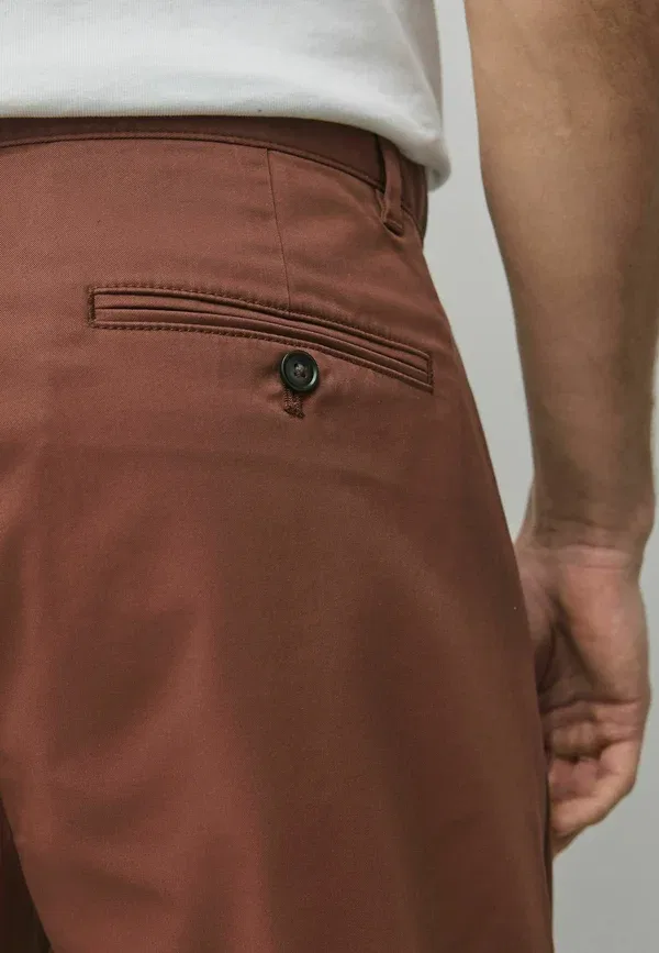 Брюки чинос Next, Regular tapered fit cotton rich stretch chinos, ржаво-коричневый — фото 4