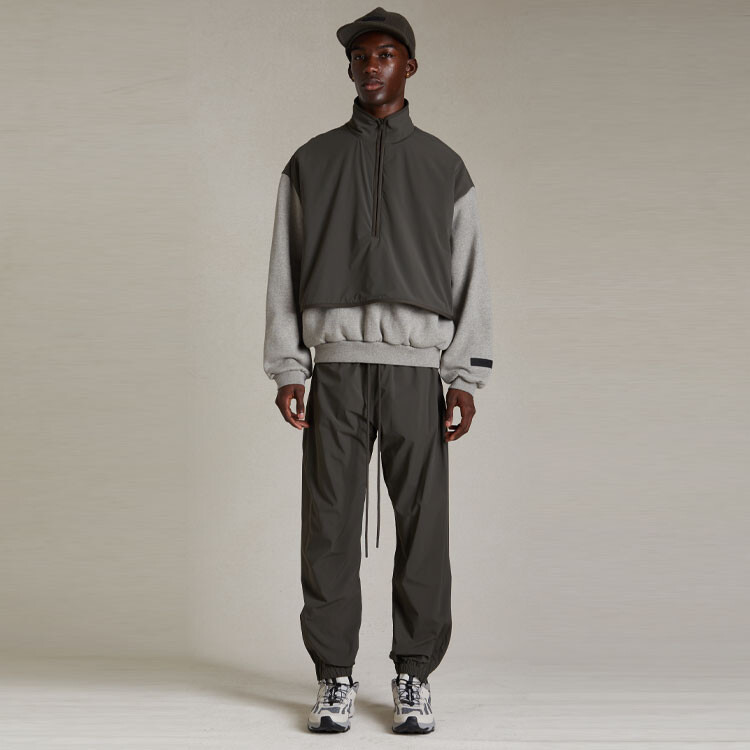 Нейлоновые спортивные брюки Fear Of God Essentials, черный — фото 2
