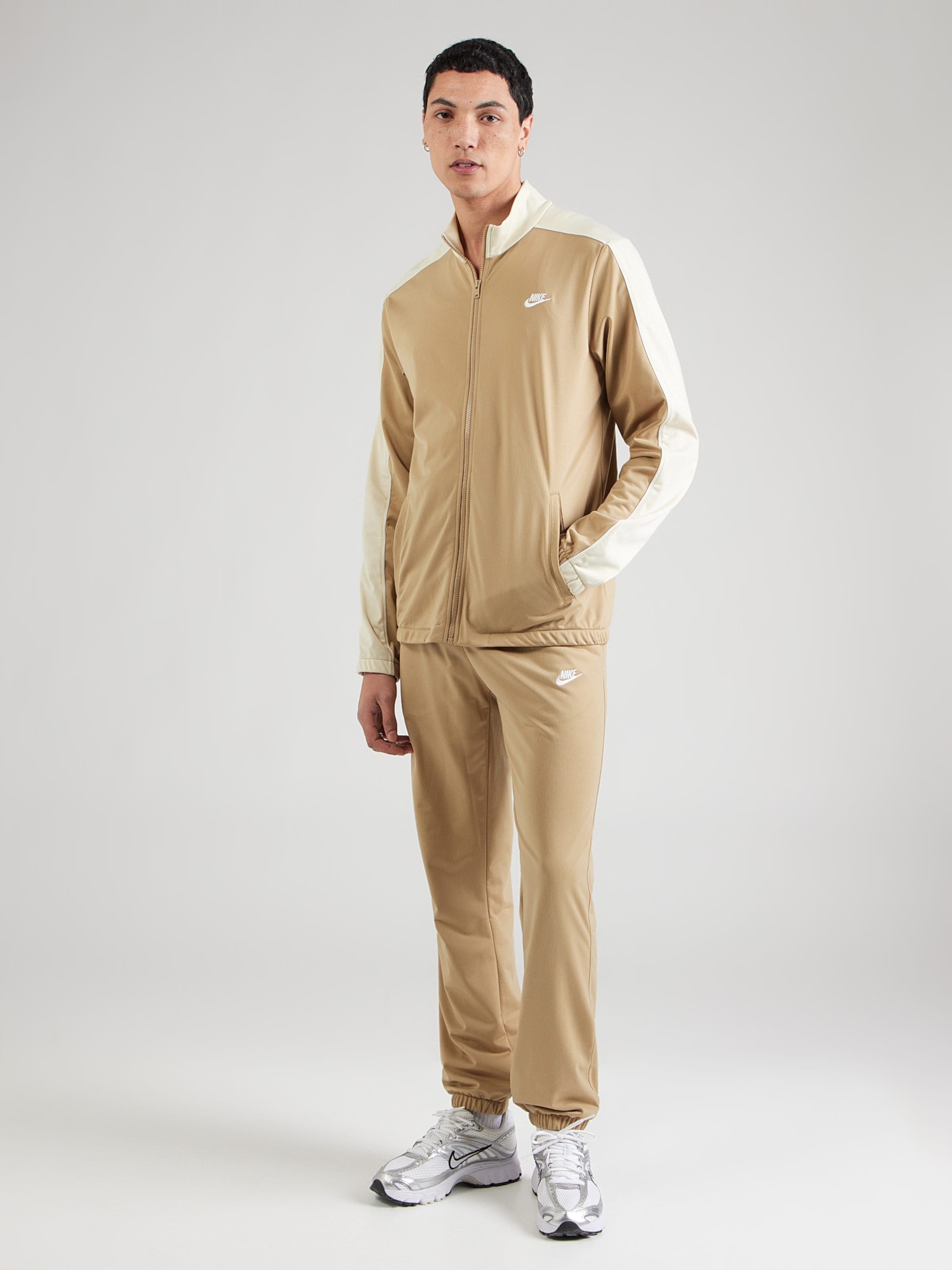 Nike Sportswear Спортивный костюм Regular 'CLUB' в цвете беж, светлый беж — фото 3