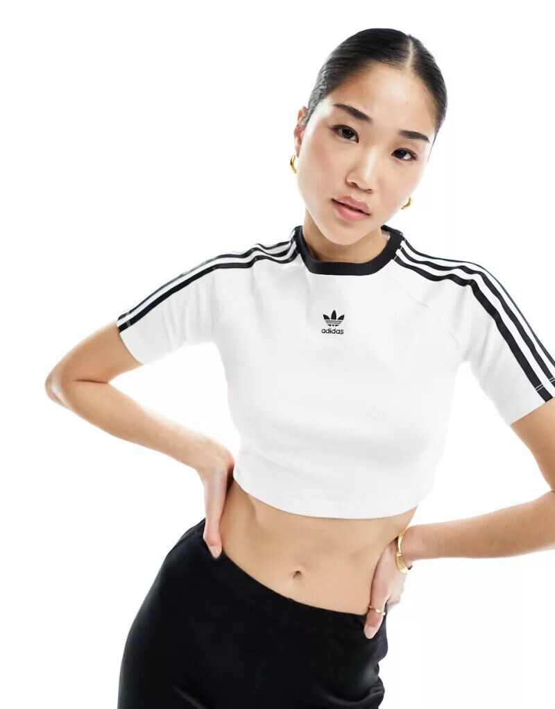 

Белая укороченная футболка с тремя полосками adidas Originals