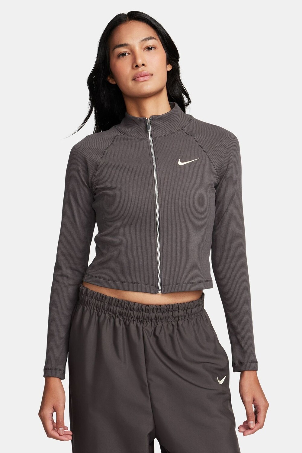 

Изготовлен из ребристой ткани с застежкой-молнией Nike, коричневый