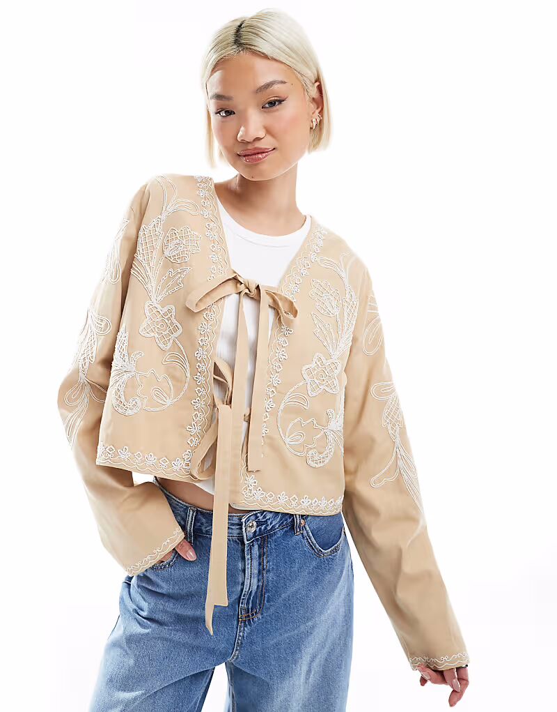 

Укороченная куртка ASOS DESIGN с вышитым бантом спереди в каменном цвете