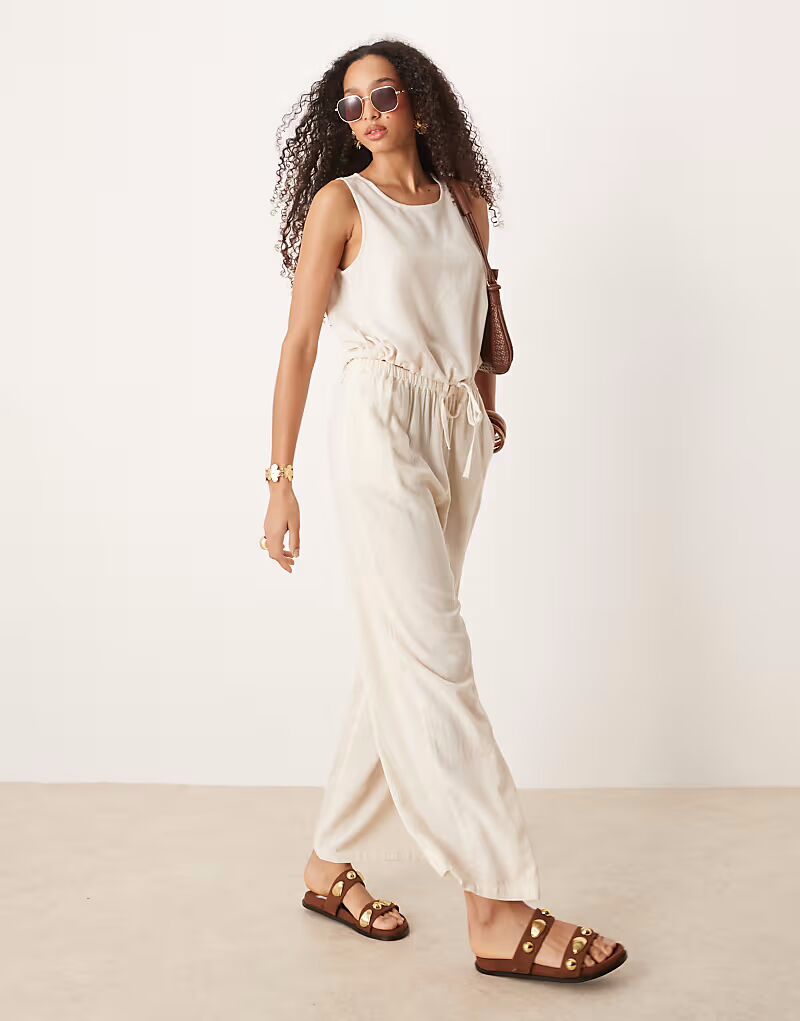 

Льняной брючный костюм кремового цвета River Island